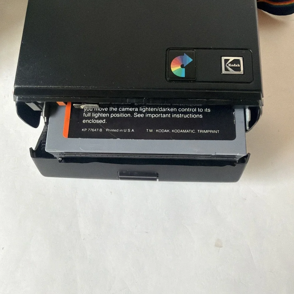 Vintage Kodak Colorburst 250 Electronic Flash Instant Camera w/Strap Pre-Owned.